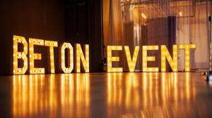 Foto van lichtgevende letters die "Beton event" vormen